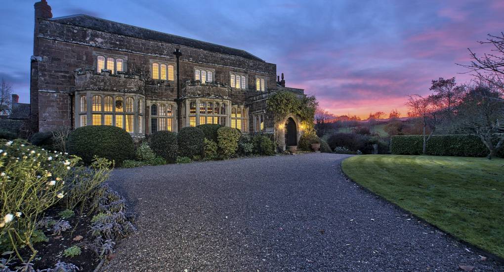 Driveway to the house with plenty of parking 