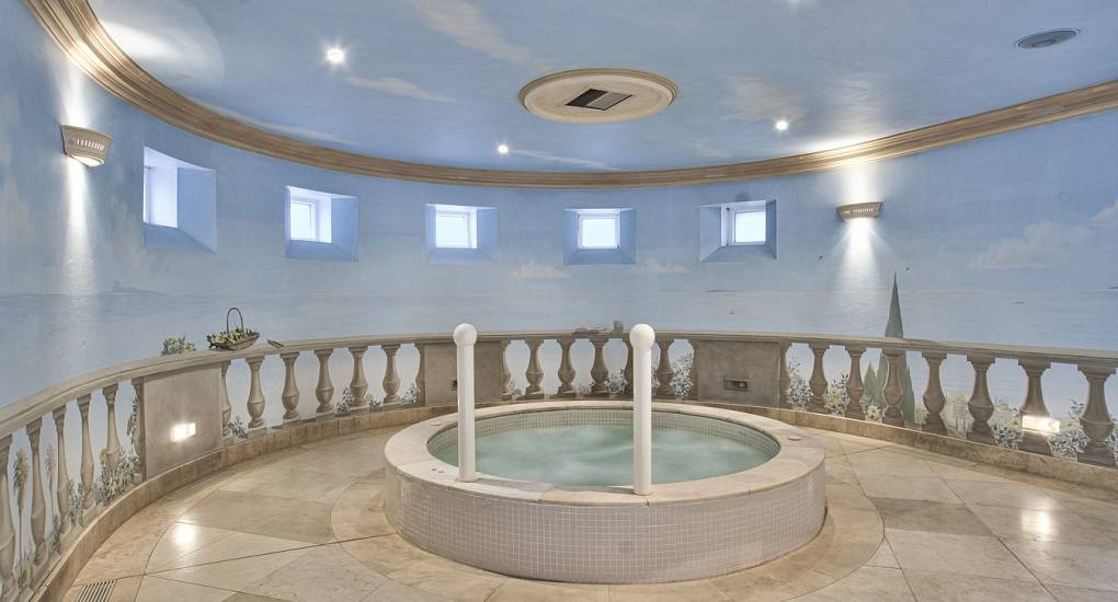 Hot tub with cloud design walls