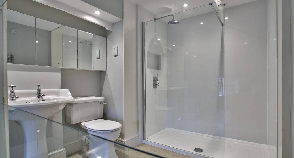 Double walk in shower room