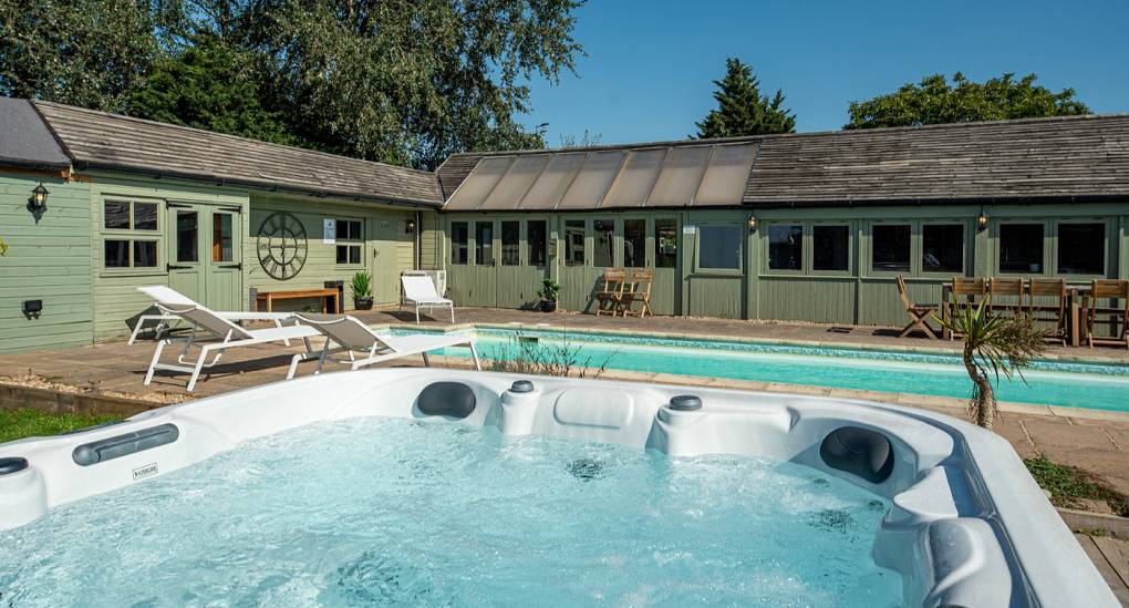 View of the hote tub and the swimming pool at the Villa Bristol party house