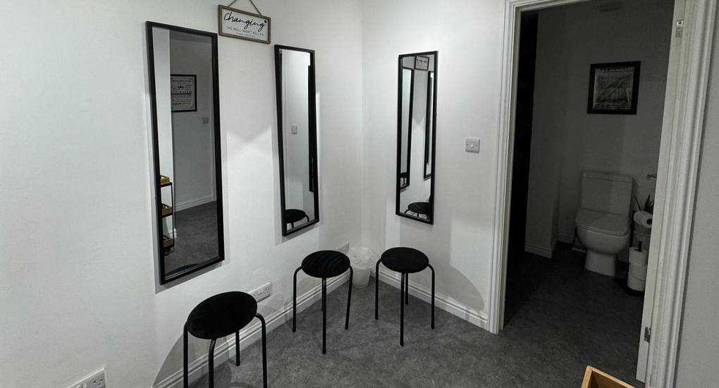 Dressing room with bathroom access