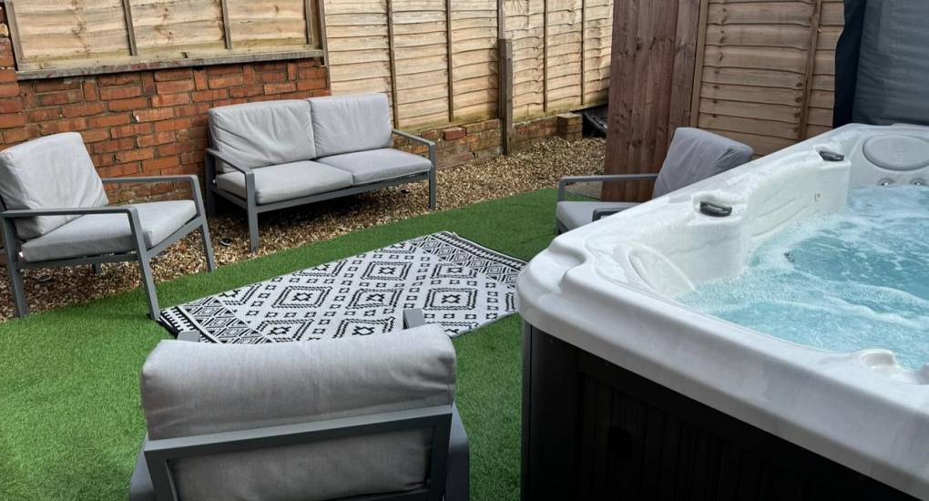 Garden view with rug and chairs with Hot tub