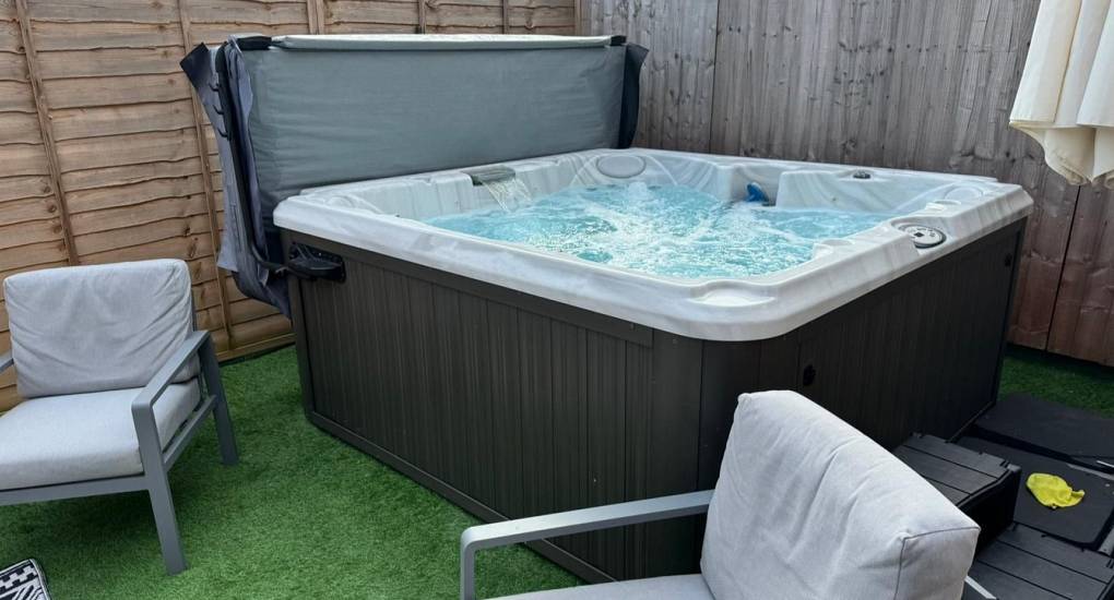 Hot tub in the garden with 2 chairs