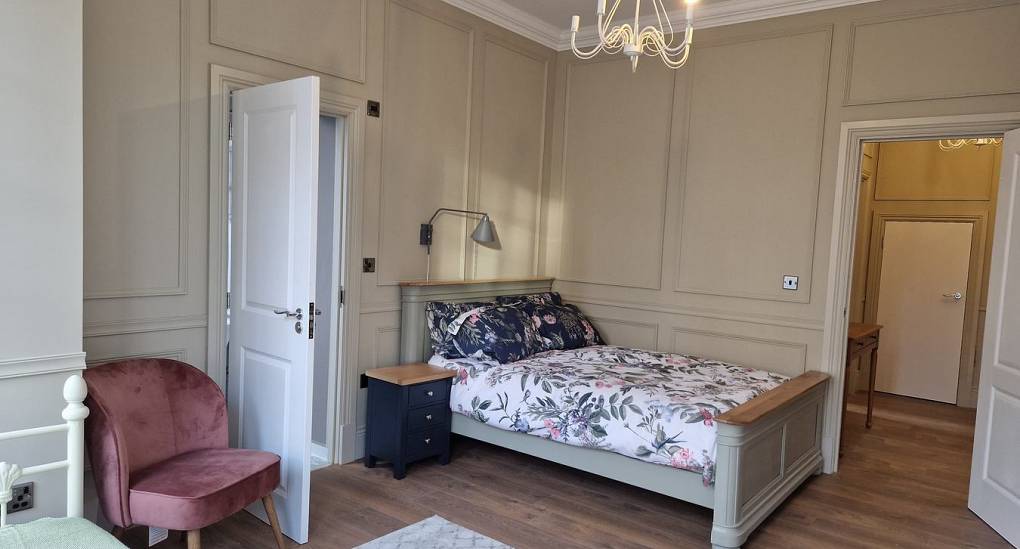 Large double bedroom with en-suite access