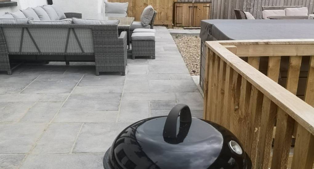 outside bbq seating area 