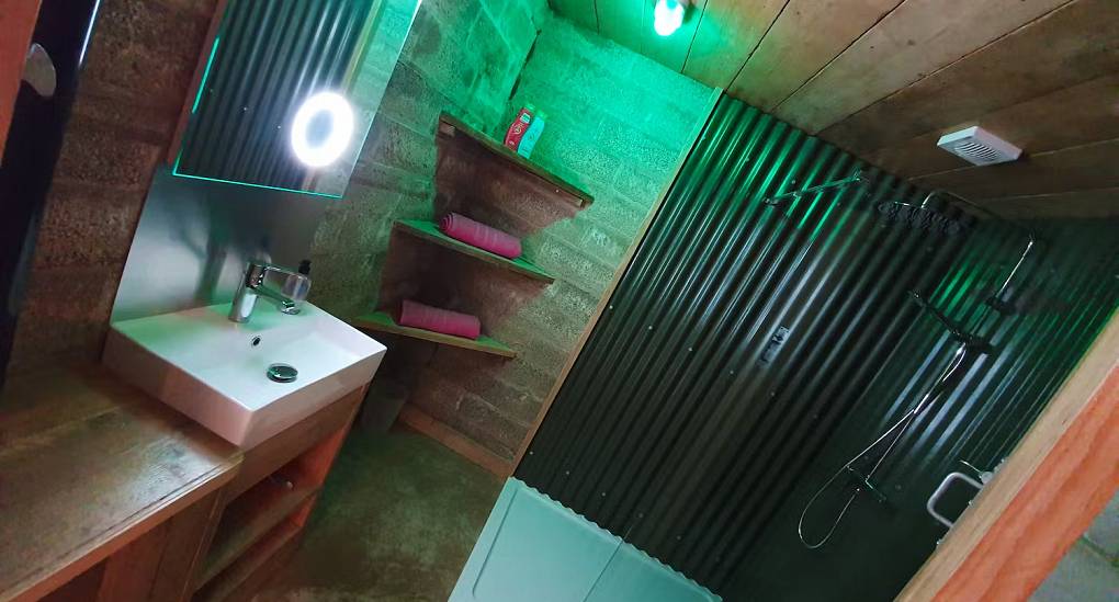 Hen Party Accommodation bathroom 2