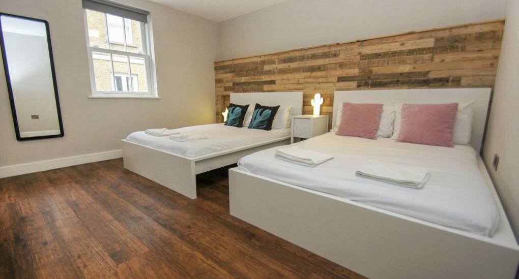 Bedroom with 2 double beds