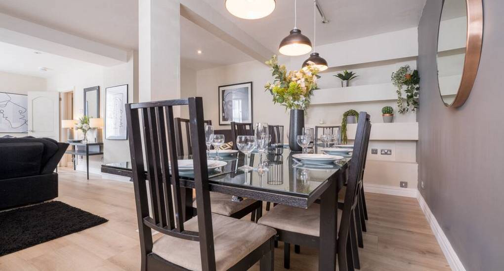 Dinning room table and chairs 