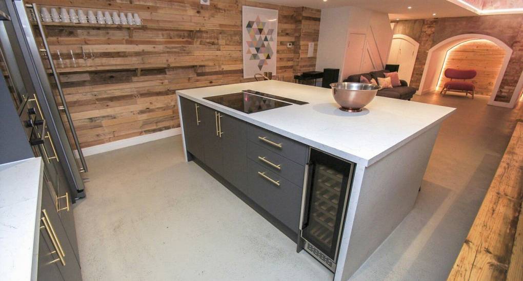 Kitchen with island 