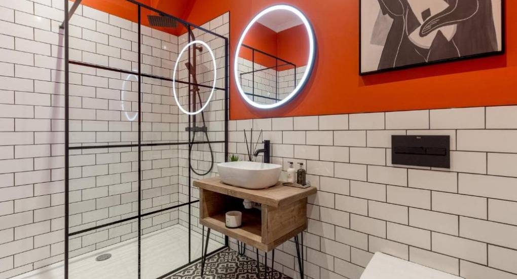 Large shower room with red walls