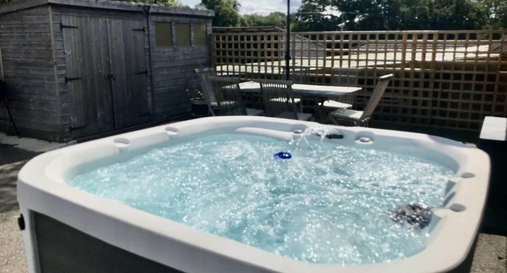 6 seater hot tub with garden shed in the back