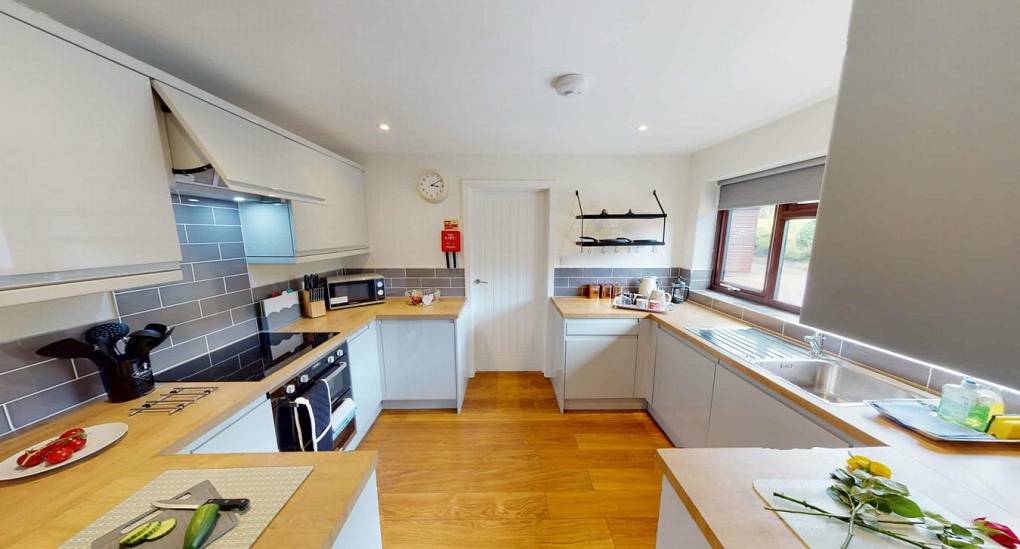 Fully fitted kitchen with cooker