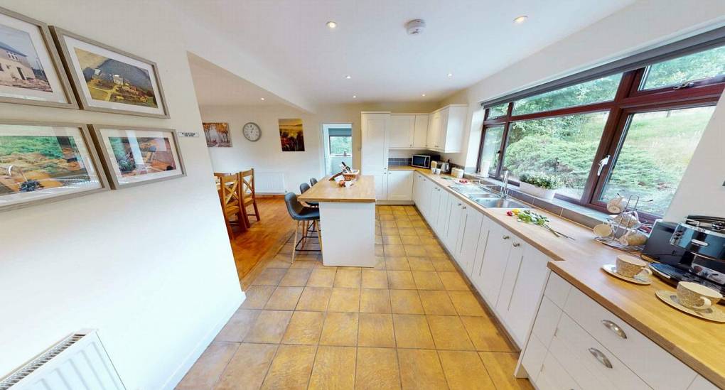 Kitchen with breakfast bar