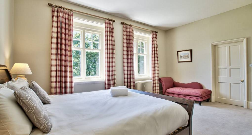 Double bedroom with red sofa