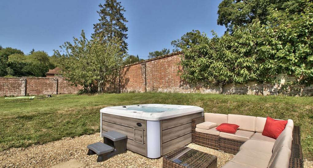 Corner seating arounf the hot tub in garden