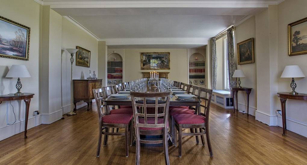 Dining room with lots of people