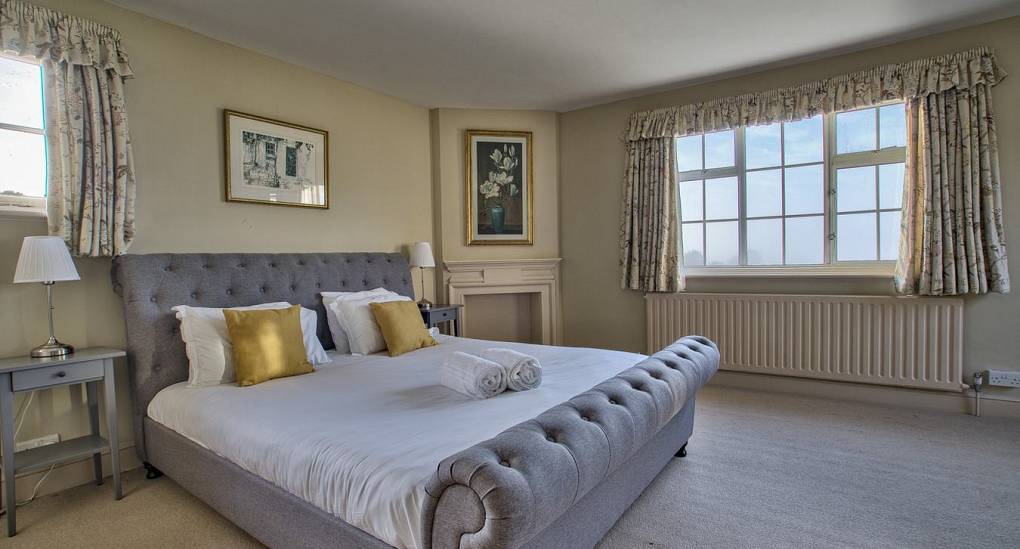 Double bedroom with gold pillows