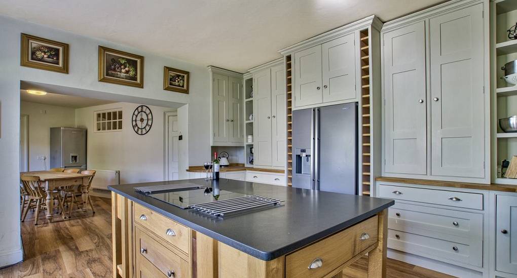 Central kitchen island and breakfast side