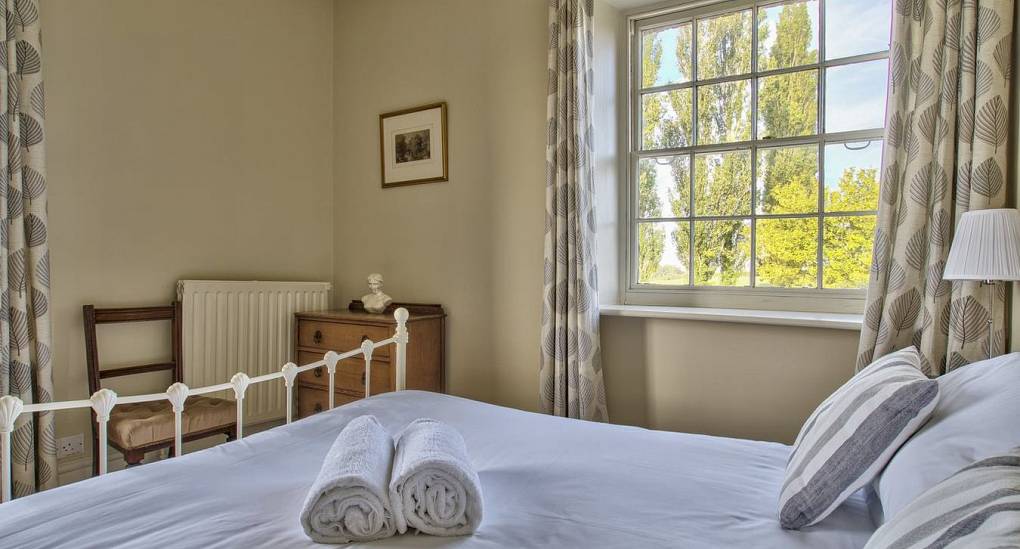 Smaller double room with towels 