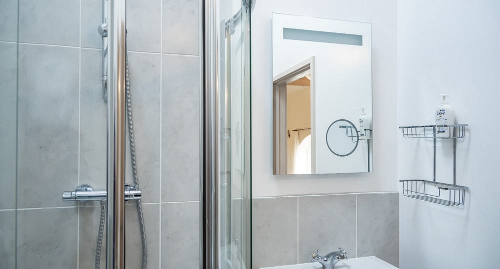 Ensuite shower and mirror over the sink