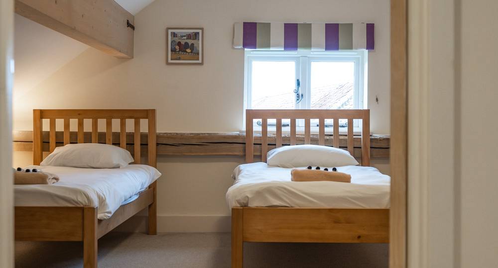 Twin room with 2 single beds