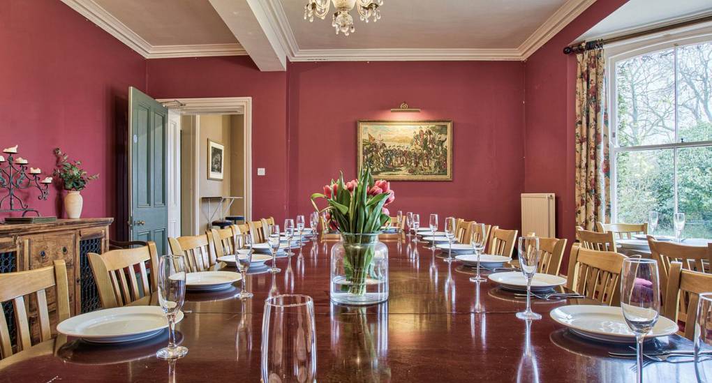 Dining room with pink walls