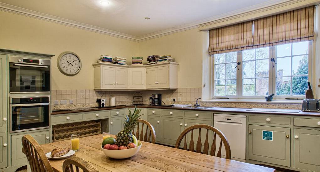 Kitchen breakfast table