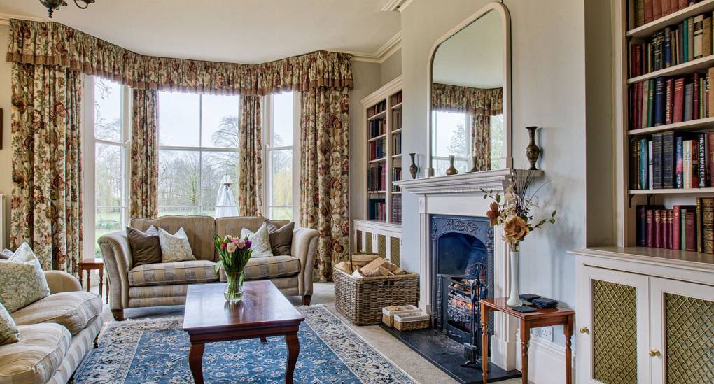 Lounge with two book shelfs and open fire place