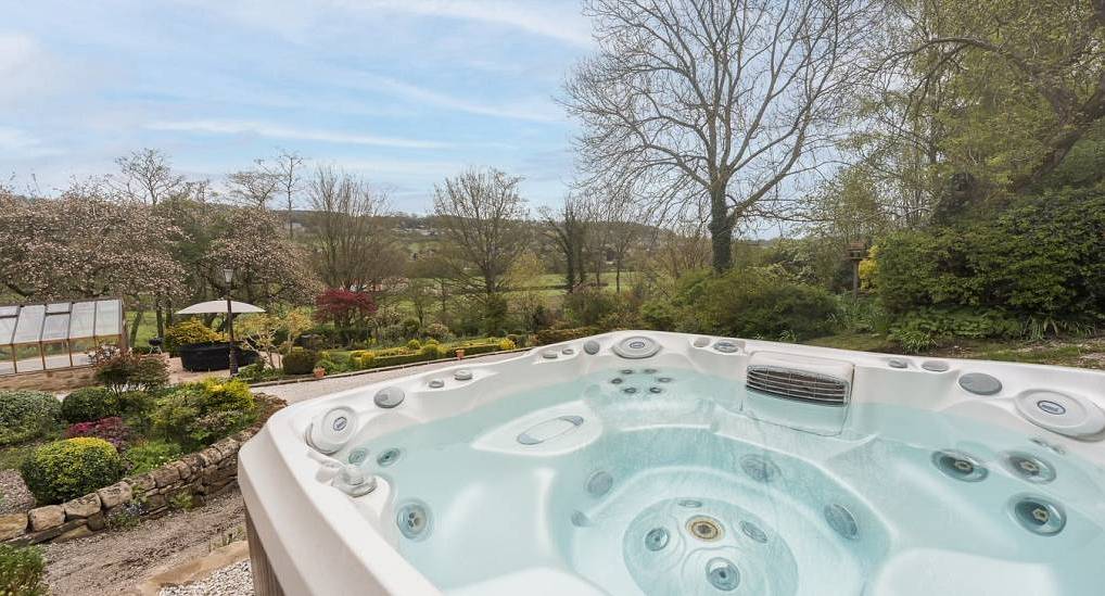 The Gaze: Traditional farmhouse kitchen with Aga and gaming lounge for a luxury Peak District hen stay.