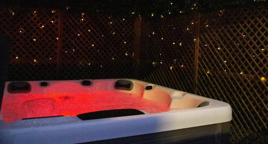 hot tub with red light