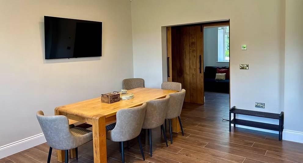hookstone-estate-dining-table.jpg