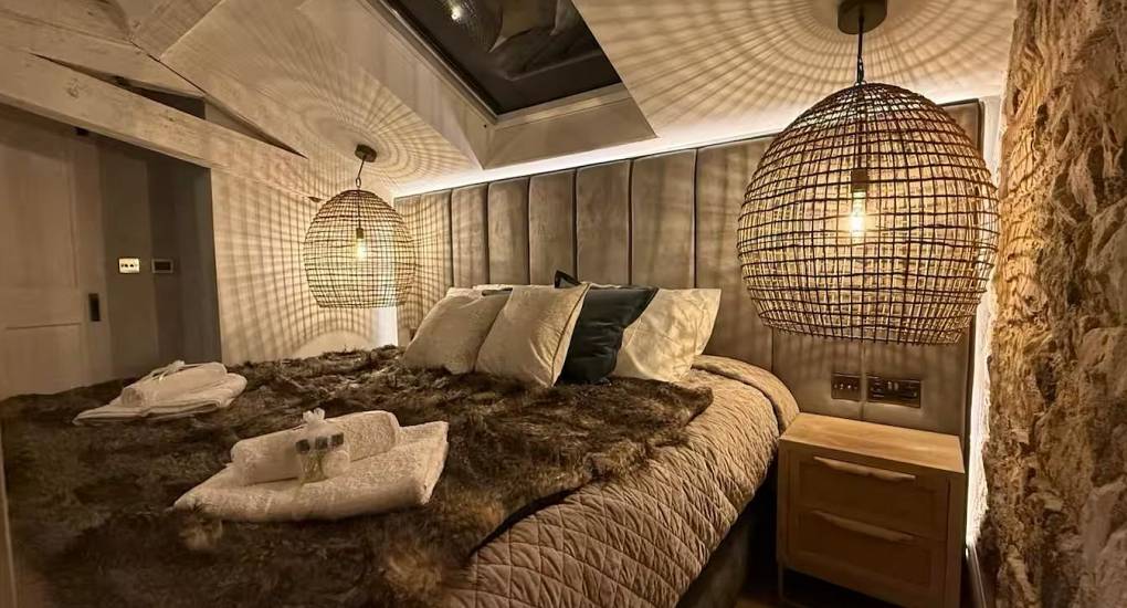 House of Dreams nr Chester cozy double bedroom, perfect for a hen weekend retreat.