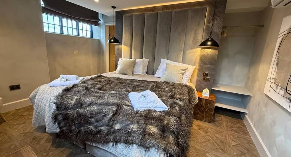 House of Dreams triple bedroom with three single beds for large group hen party accommodation near Chester.