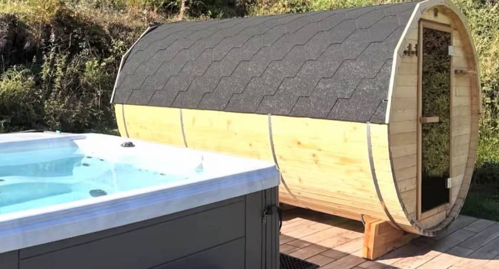 Hot tub and sauna at House of Dreams nr Chester, a large hen party house.