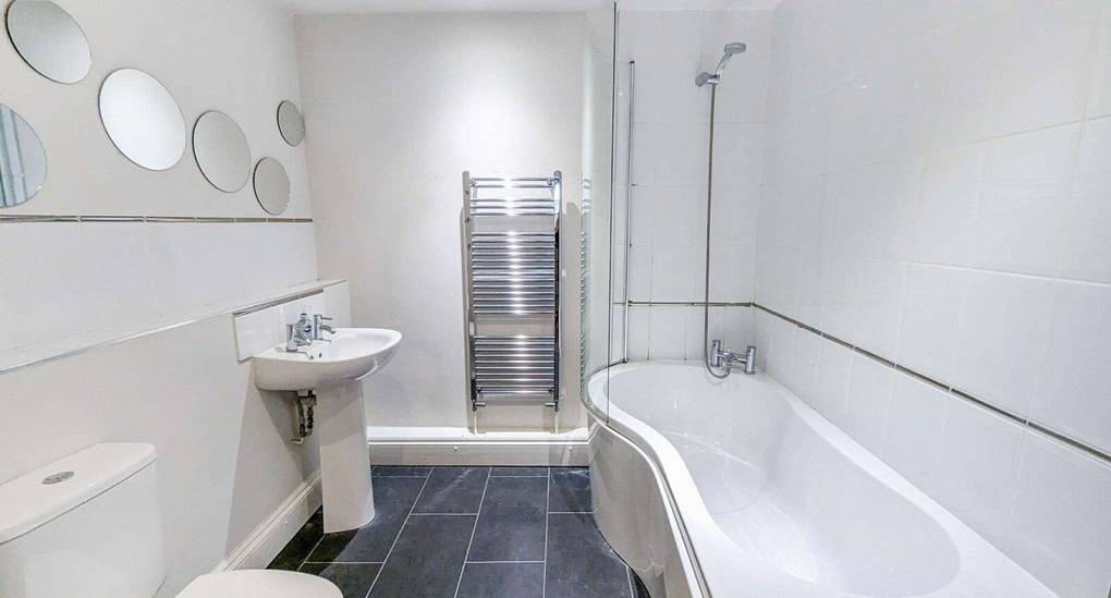 Large family bathroom in iBrighton