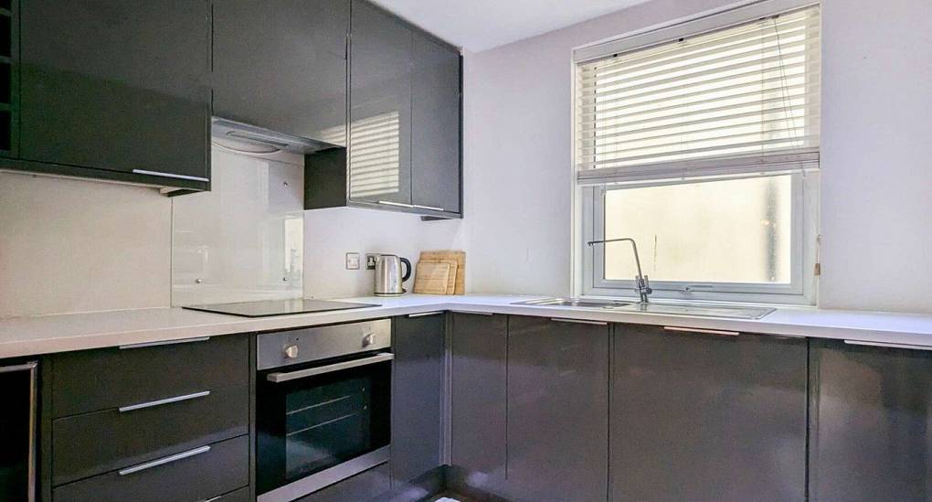 Side view of the kitchen in iBrighton 