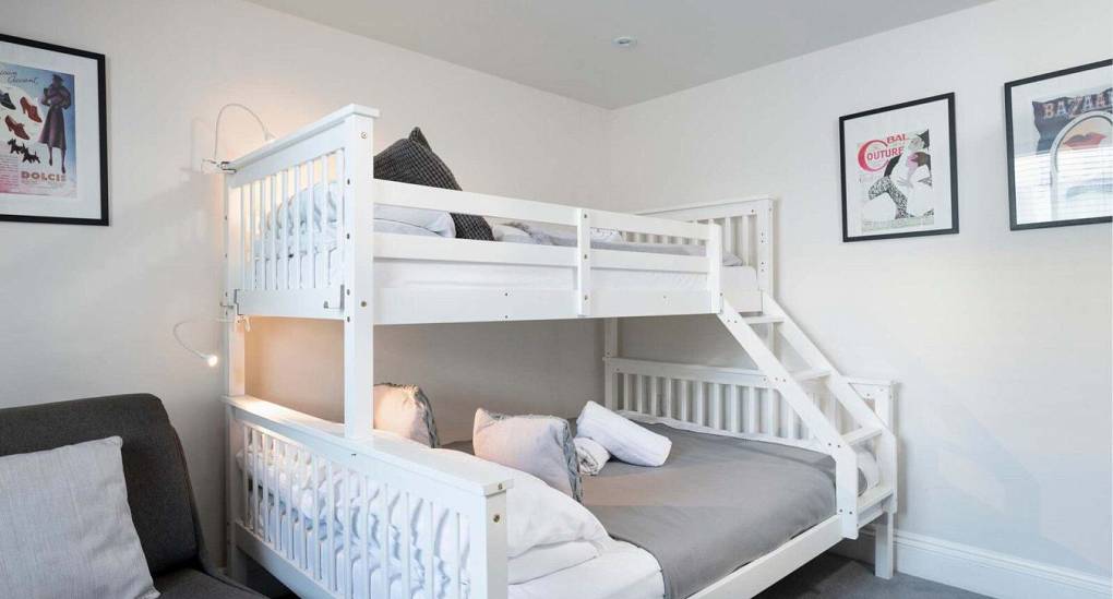 Bedroom with bunkbed and sofa bed in iBrighton