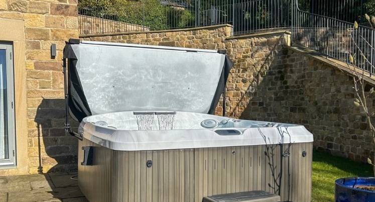 The perfect hen weekend setting in this 8 seated hot tub at Idyllic Cottage Peak District 