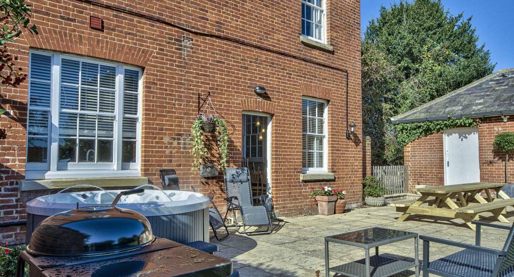 Garden courtyard with BBQ and seating 