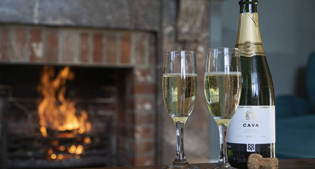 Fireplace and bubbles waiting for your arrival 