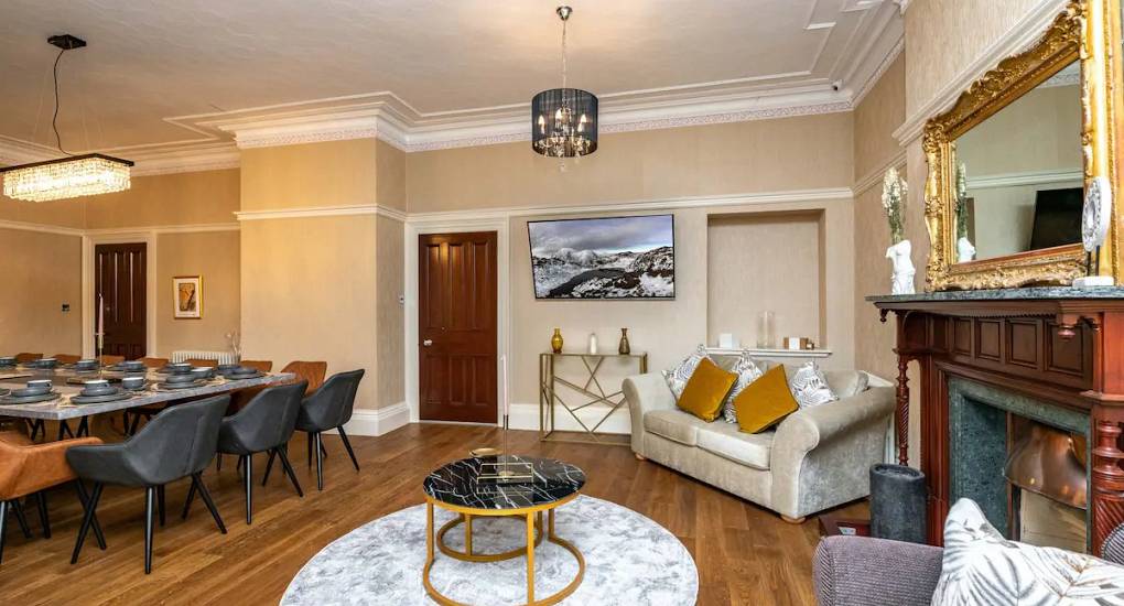 Open plan area with sofas and kitchen table in the background