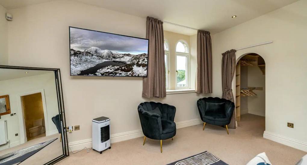 Another view of the lounge area