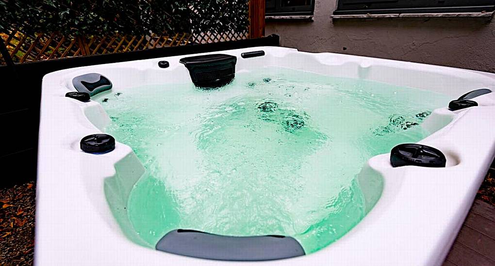 Bubbling hot tub