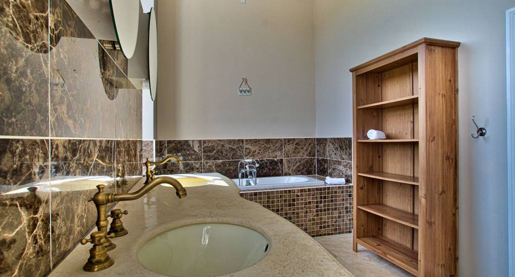 Large sink in the bathroom