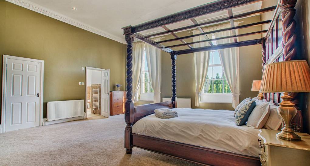 Very large bedroom and 4 poster bed