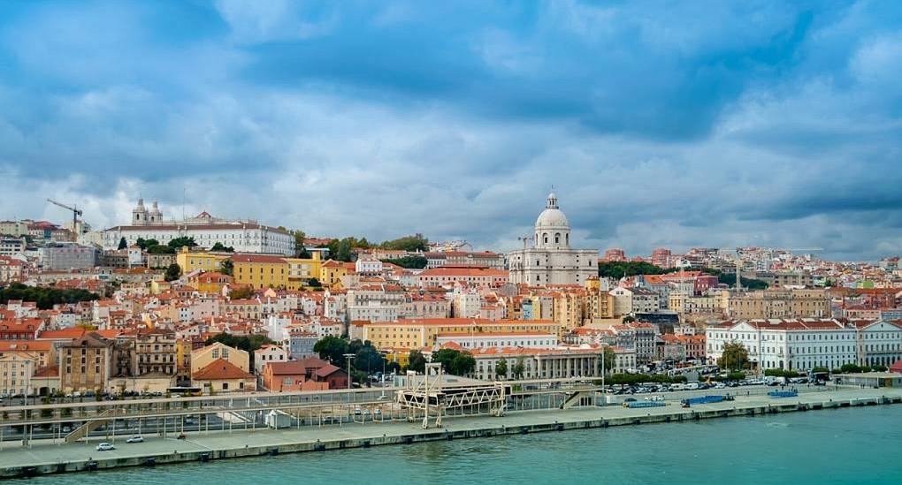 Panoramic view of the Lisbon coast for hen parties, as seen from the Tagus River.