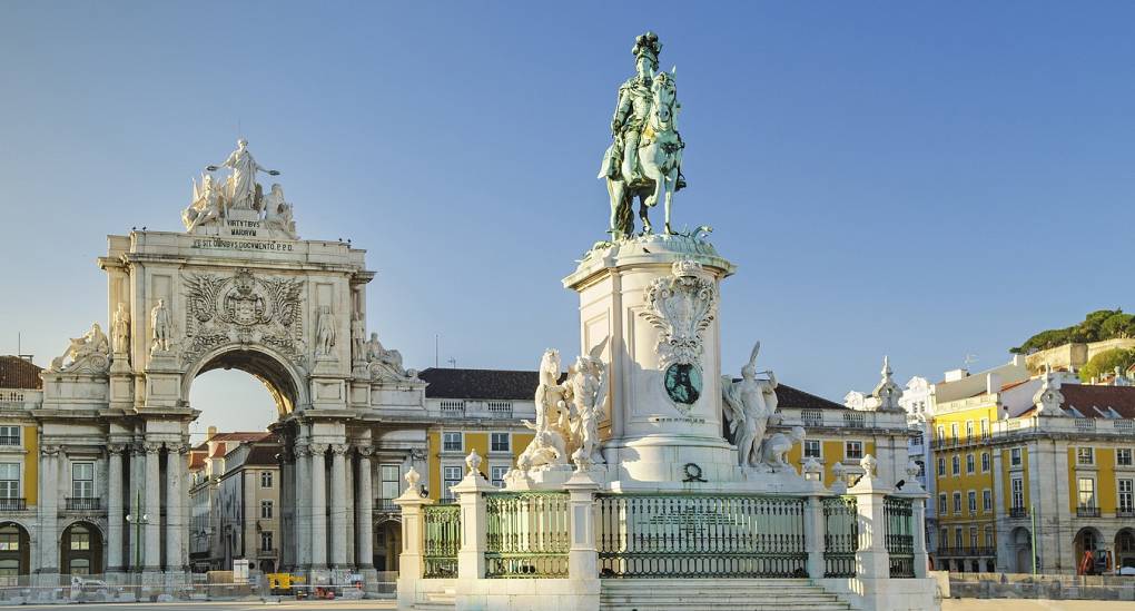 Lisbon hen weekend sightseeing in Praça do Comércio square.