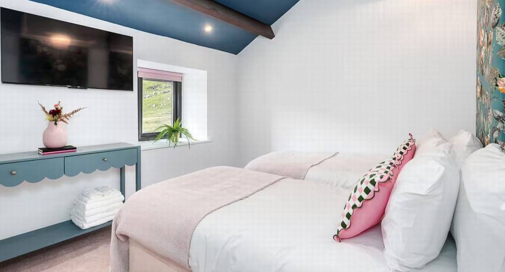 Single bed configuration in a light, modern bedroom at the Manor on the Mountain hen accommodation