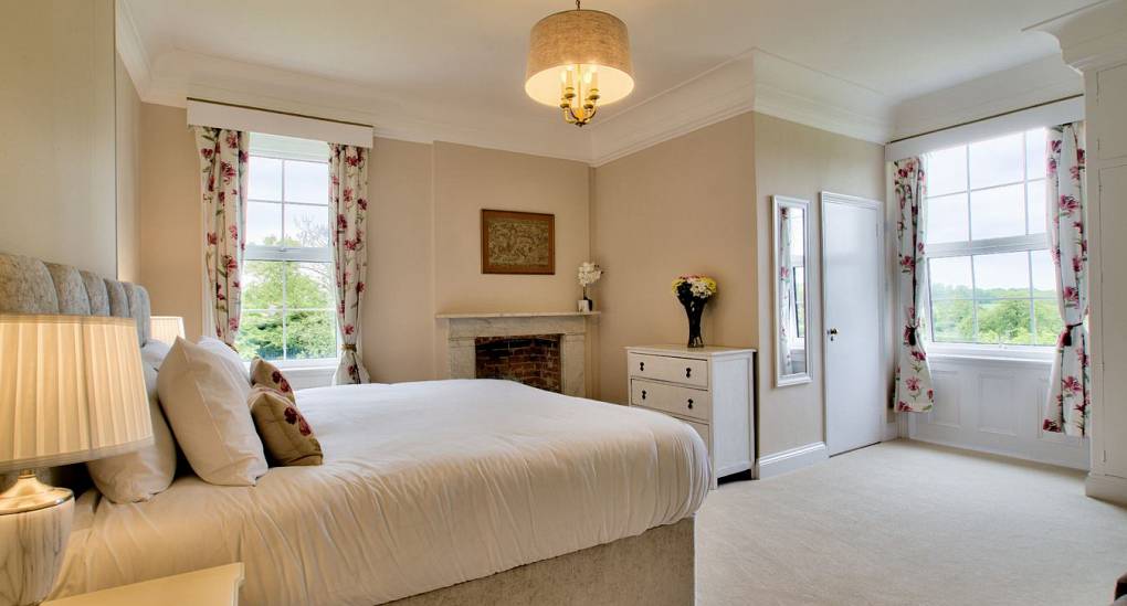 Light and airy double bedroom at Meadowbrook Farm Hen House