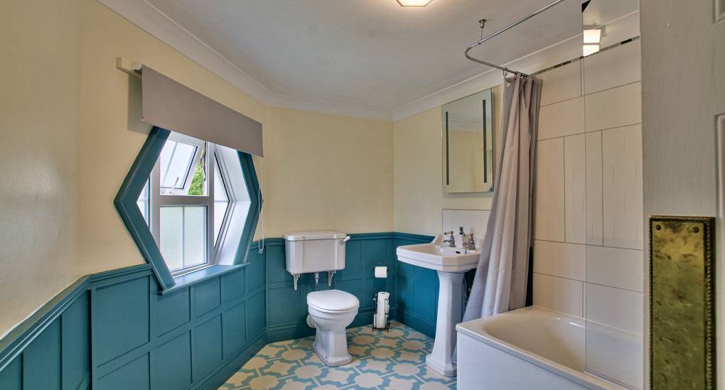 Main family bathroom at Meadowbrook Farm Hen House